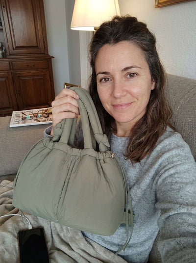 Cliente con el Bolso Nube Olise en el salon